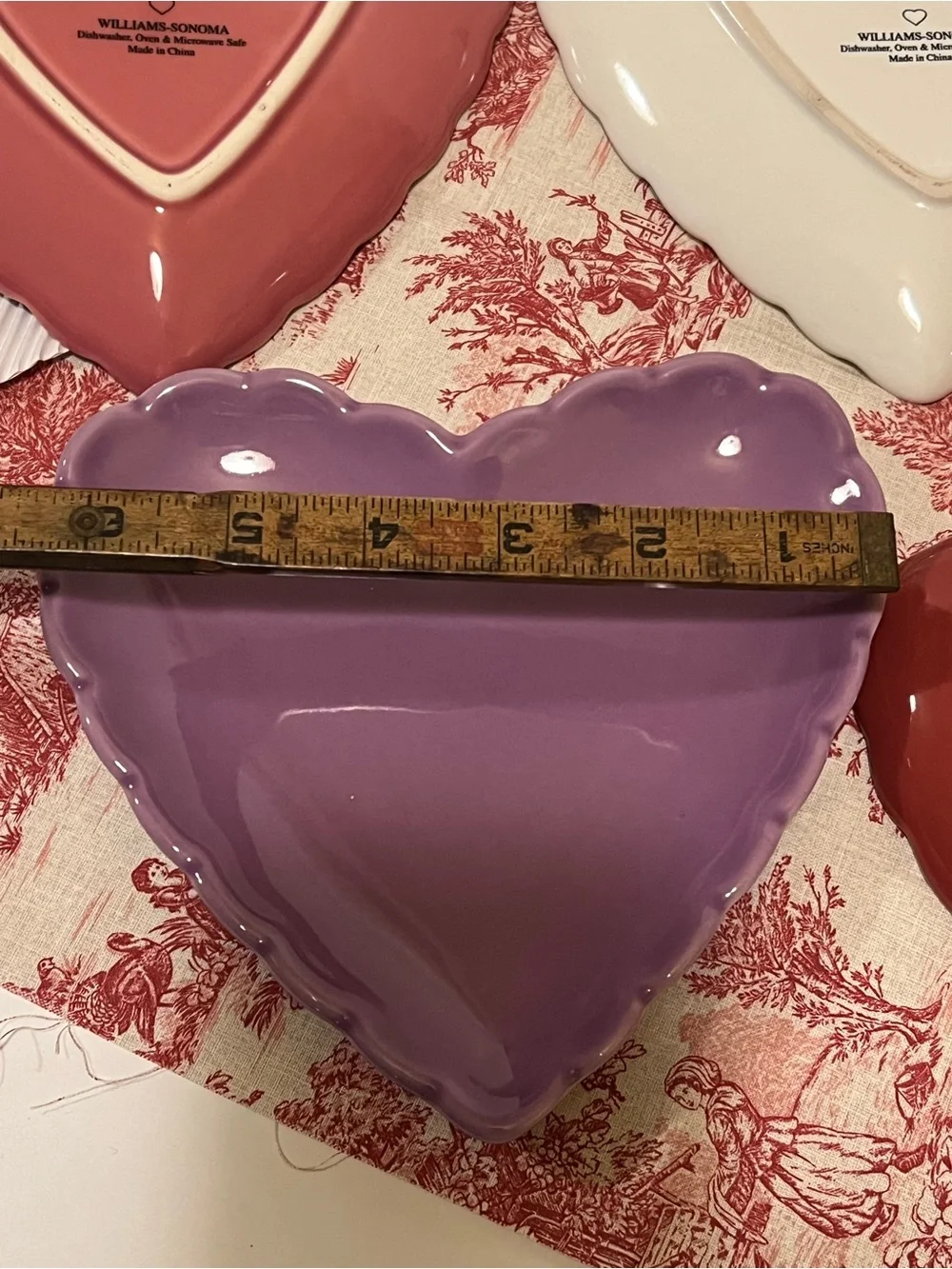 NWT WILLIAMS-SONOMA SCALLOPED HEART PLATES.